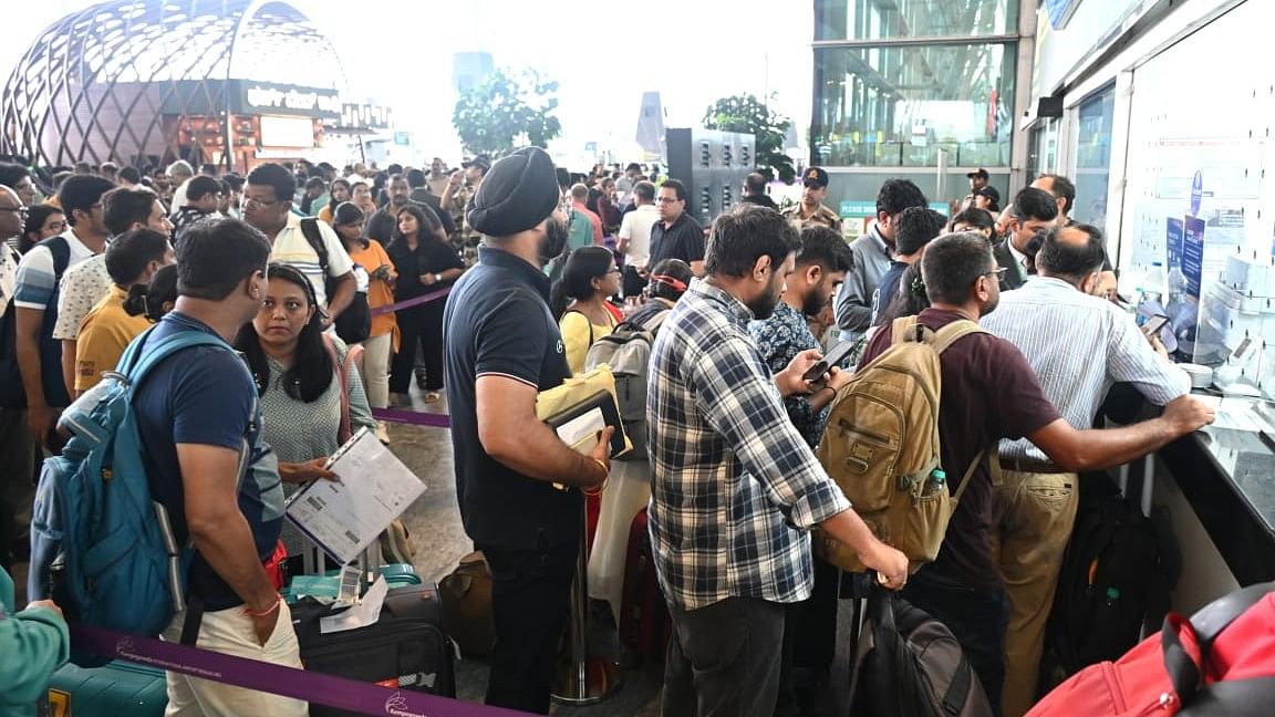 <div class="paragraphs"><p>Huge number of passengers waiting at the entrance of departure gate at Kempegowda International Airport due to the global outage.</p></div>